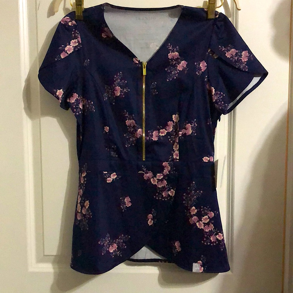 NWT Jaanuu S Tulip Scrub Top